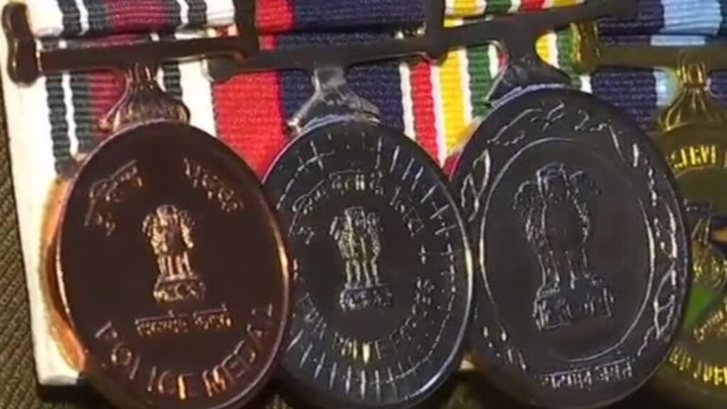 ୭୭ ତମ ସାଧାରଣତନ୍ତ୍ର ଦିବସ, ୨୦ ପୋଲିସ କର୍ମଚାରୀଙ୍କୁ ମିଳିଲା ରାଜ୍ୟପାଳ ପଦକ
