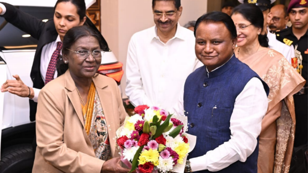 ୬ ଦିନିଆ ଓଡ଼ିଶା ଗସ୍ତରେ ରାଷ୍ଟ୍ରପତି ଦ୍ରୌପଦୀ ମୁର୍ମୁ: ବିମାନ ବନ୍ଦରରେ ଭବ୍ୟ ସ୍ୱାଗତ