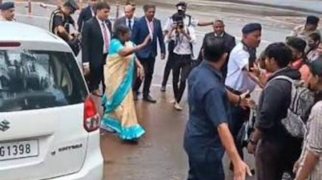 ରାସ୍ତାରେ ଅଟକି ଛାତ୍ରୀମାନଙ୍କୁ ଚକୋଲେଟ୍ ବାଣ୍ଟିଲେ ରାଷ୍ଟ୍ରପତି