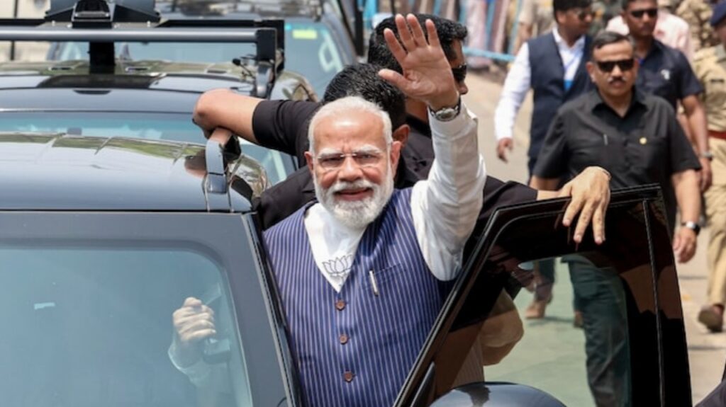 ଇନ୍ଧନ ସଙ୍କଟର ମୁକାବିଲା ନିଜଠାରୁ ଆରମ୍ଭ କଲେ ପ୍ରଧାନମନ୍ତ୍ରୀ: କନ୍ଭୟକୁ ଅଧାକୁ ହ୍ରାସ କଲେ