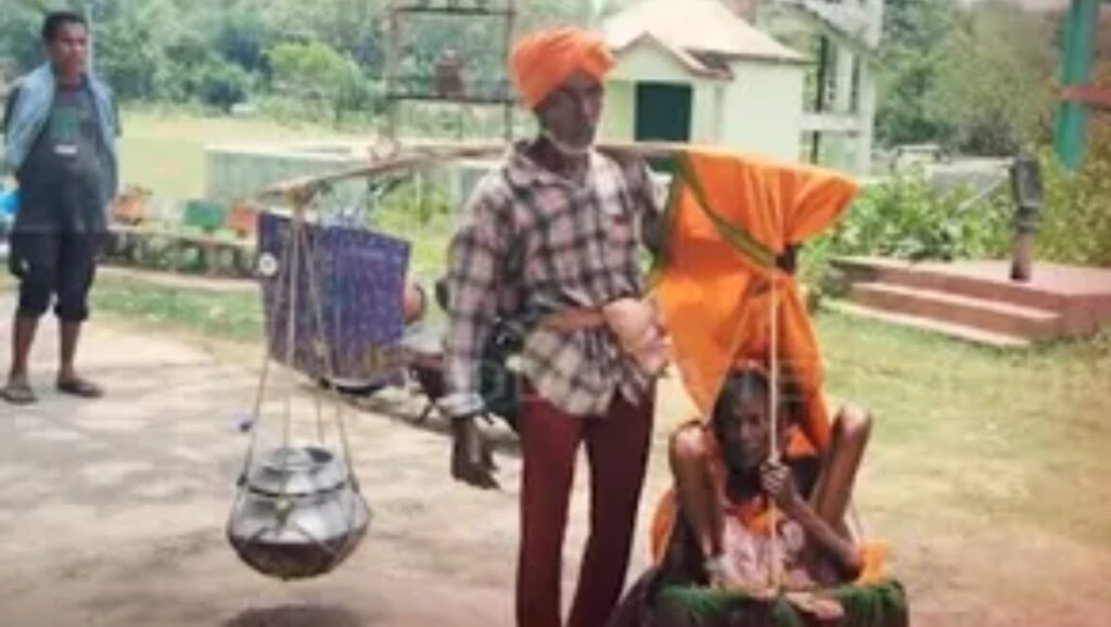 ଭତ୍ତା ପାଇଁ ବୁଢୀ ମାଆଙ୍କୁ ଭାରରେ ବୋହିଆଣିଲେ ପୁଅ