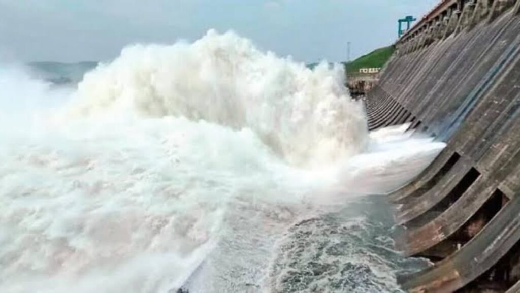 ହୀରାକୁଦରେ ପୁଣି ଖୋଲିଲା ୪ଟି ଗେଟ୍,୧୬ ଗେଟ୍ ଦେଇ ନିଷ୍କାସିତ ହେଉଛି ବନ୍ୟାଜଳ