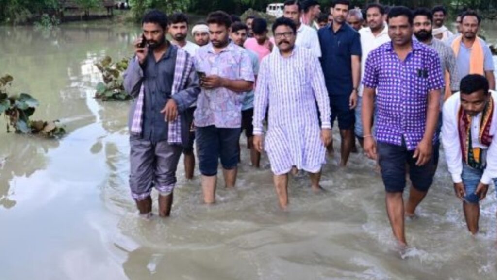 ଲୋଇସିଂହା ଜଳବନ୍ଦୀ ଅଞ୍ଚଳରେ ଲୋକଙ୍କୁ ଭେଟିଲେ ସ୍ୱାସ୍ଥ୍ୟମନ୍ତ୍ରୀ