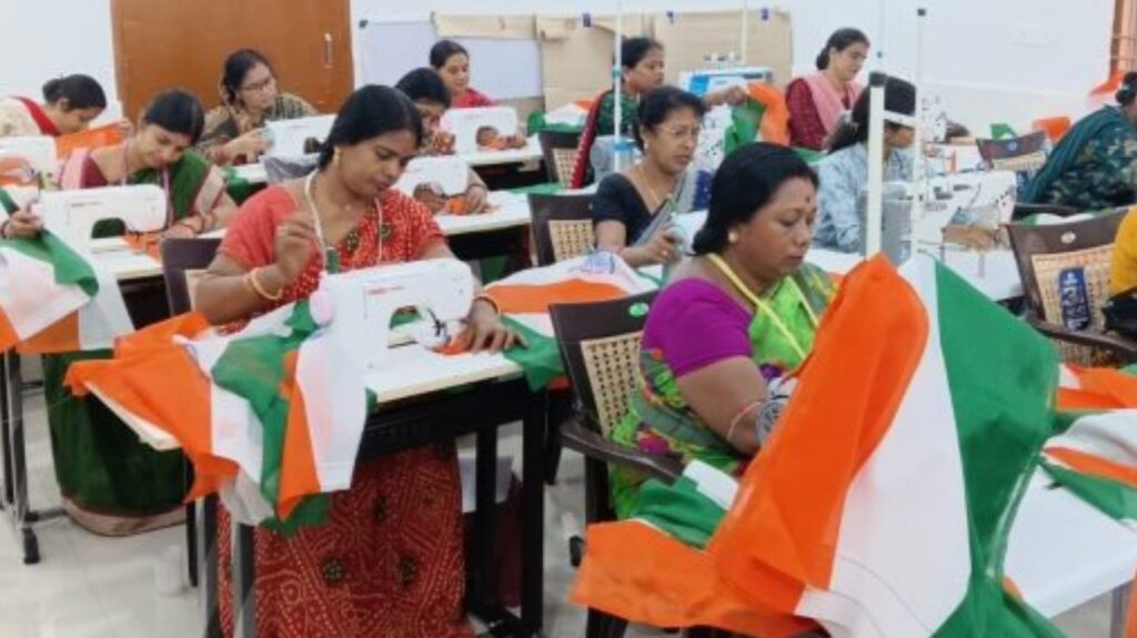 ହର୍ ଘର୍ ତିରଙ୍ଗା ୨୦୨୬ ପାଇଁ SHG ସଦସ୍ୟା ପ୍ରସ୍ତୁତ କଲେ ୬୦ ଲକ୍ଷ ଜାତୀୟ ପତାକା