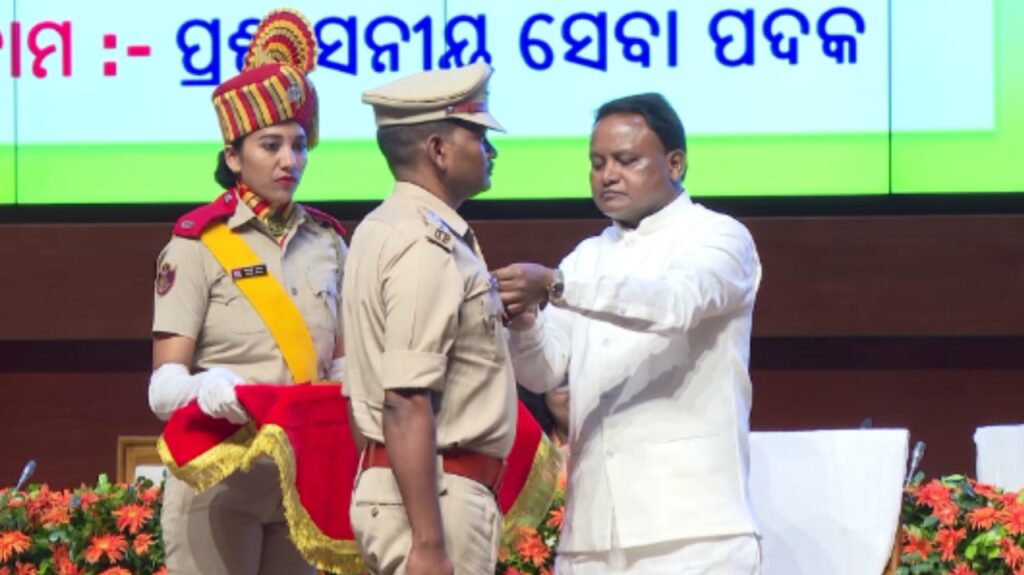 ୧୭ ମନୋନୀତ ପୋଲିସ ଅଧିକାରୀ/କର୍ମଚାରୀଙ୍କୁ ପଦକ ପ୍ରଦାନ କଲେ ମୁଖ୍ୟମନ୍ତ୍ରୀ