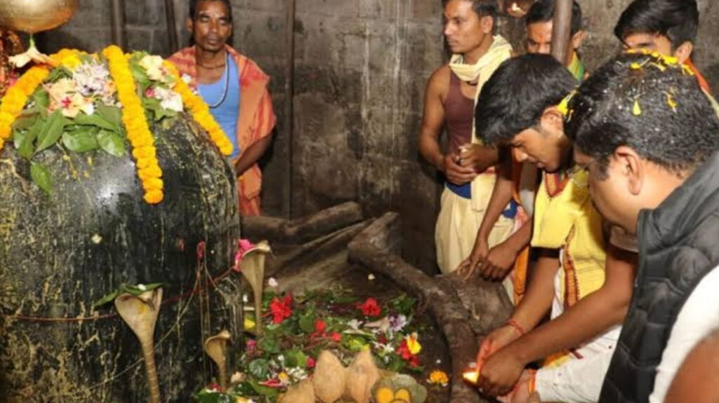 ଶ୍ରାବଣ ତୃତୀୟ ସୋମବାର, ଜଳଲାଗି ପାଇଁ ଭକ୍ତଙ୍କ ଲମ୍ବା ଲାଇନ୍