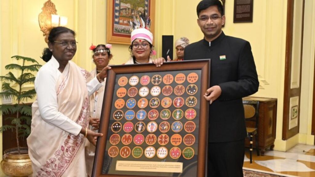 ରାଷ୍ଟ୍ରପତିଙ୍କୁ ଭେଟିଲେ ଗଞ୍ଜାମର ୫ ସାଂସ୍କୃତିକ ଦଳ ! ୯୧ ଜଣ କଳାକାରଙ୍କୁ ସମ୍ମାନିତ କଲେ ରାଷ୍ଟ୍ରପତି