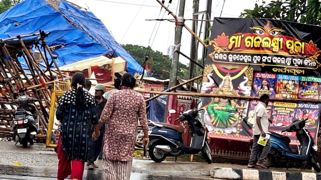 ୮୦ ଫୁଟ୍ ବିଶିଷ୍ଟ ମା’ ଗଜଲକ୍ଷ୍ମୀଙ୍କ ପୂଜା ମଣ୍ଡପ ଭାଙ୍ଗି ତଳେ ପଡ଼ିଲା